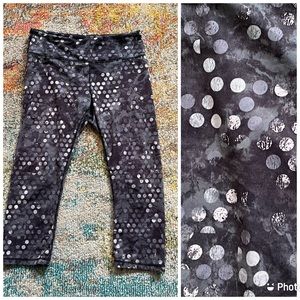 REEBOK Women’s Gray & White Polka Dot Capri Leggings. Size M